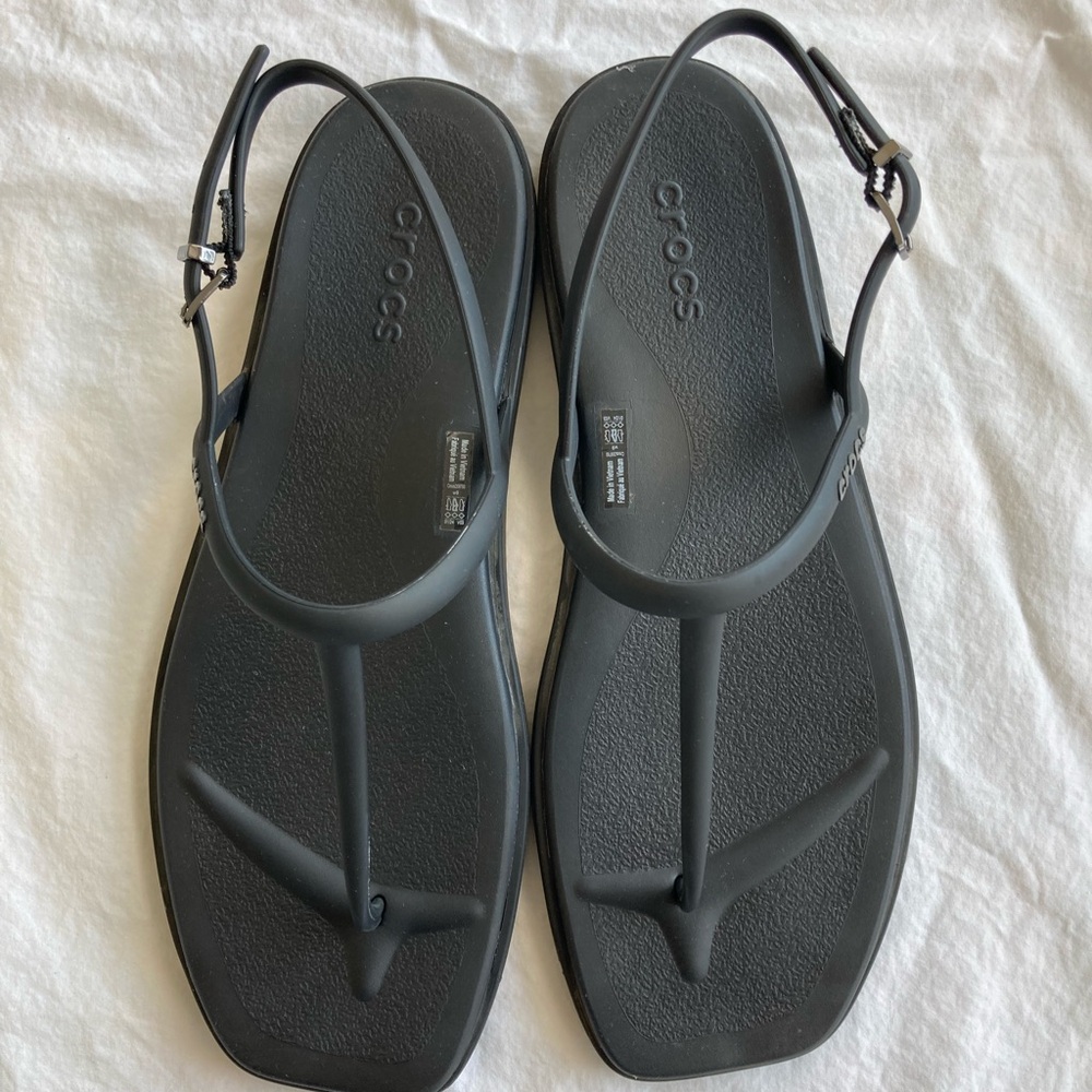 Crocs black Miami T-strap sandal, size 9